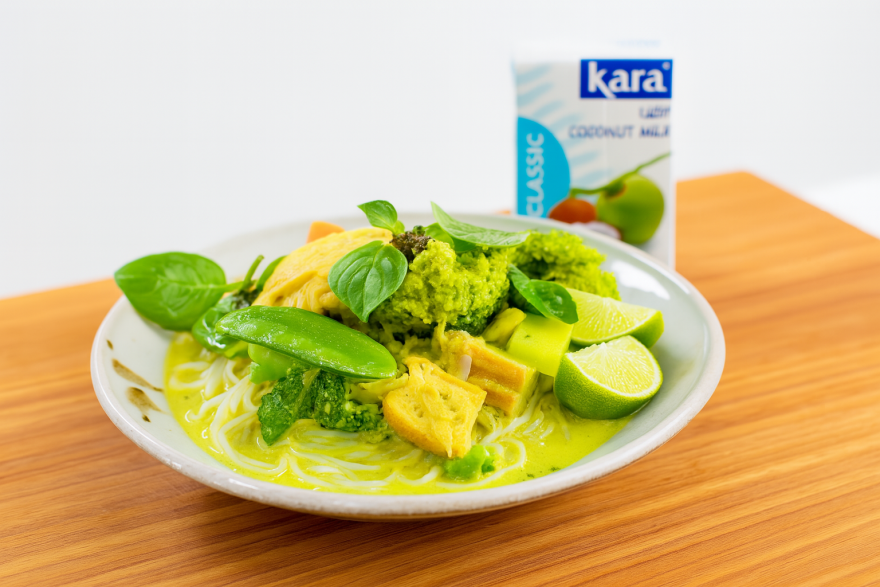 Зелений карі з куркою та овочами